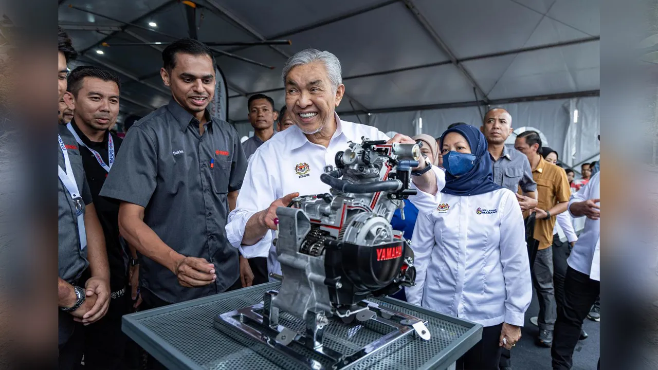 SUNGAI BESAR, 25 Okt -- Timbalan Perdana Menteri, Datuk Seri Dr Ahmad Zahid Hamidi melihat enjin motosikal kapcai sewaktu melawat ruang pameran ketika hadir pada Ekspo Tvet @ KKDW di pekarangan Stadium Sungai Besar hari ini.  -- fotoBERNAMA (2026) HAK CIPTA TERPELIHARA