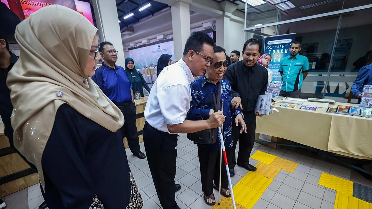 KUALA LUMPUR, 10 Okt - " Ketua Pengarah Institut Penyelidikan Perhutanan Malaysia (FRIM) Datuk Dr Ismail Parlan (dua kiri) mencuba lantai pejalan kaki khas untuk Orang Kurang Upaya (OKU) penglihatan dikenali sebagai "'tactile paving' selepas melancarkan Majlis Pelancaran Buku Taktil dan Braille di bawah Projek Touch2Read di FRIM di sini, hari ini.  Turut hadir Dekan Kulliyah Seni Bina dan Reka Bentuk Alam Sekitar (KAED) Universti Islam Antarabangsa Malaysia (UIAM) Prof TPr Dr Mariana Mohamed Osman (kiri).