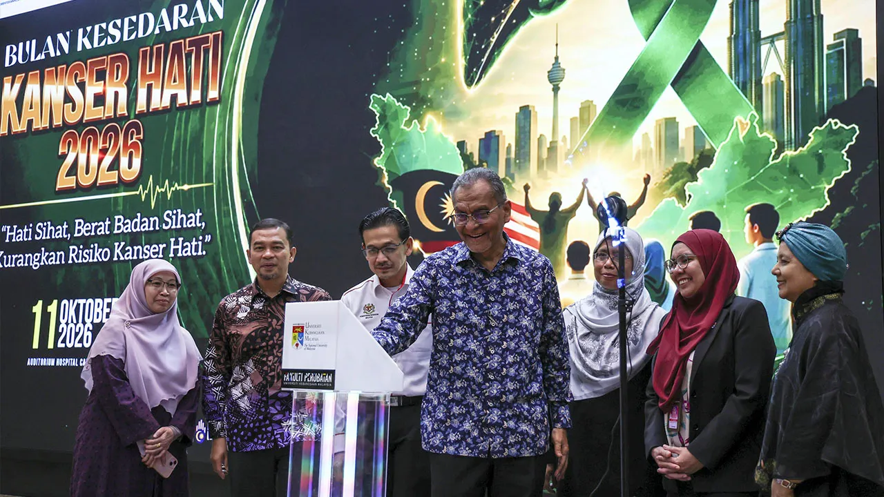 KUALA LUMPUR, 11 Okt - Menteri Kesihatan Datuk Seri Dr Dzulkefly Ahmad (empat, kiri) menyempurnakan pelancaran Hala Tuju Inisiatif Kesihatan Hati di Hospital Canselor Tuanku Muhriz (HCTM) Universiti Kebangsaan Malaysia (UKM) hari ini._BERNAMA