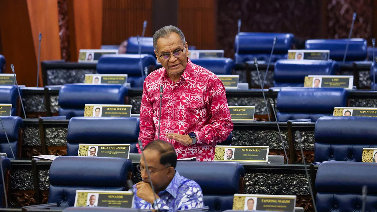 KUALA LUMPUR, 8 Okt - Menteri Kesihatan Datuk Seri Dr. Dzulkefly Ahmad ketika sesi Pertanyaan-Pertanyaan Bagi Jawab Lisan sempena Mesyuarat Ketiga, Penggal Kelima, Parlimen ke-15 di Bangunan Parlimen hari ini.  - fotoBERNAMA