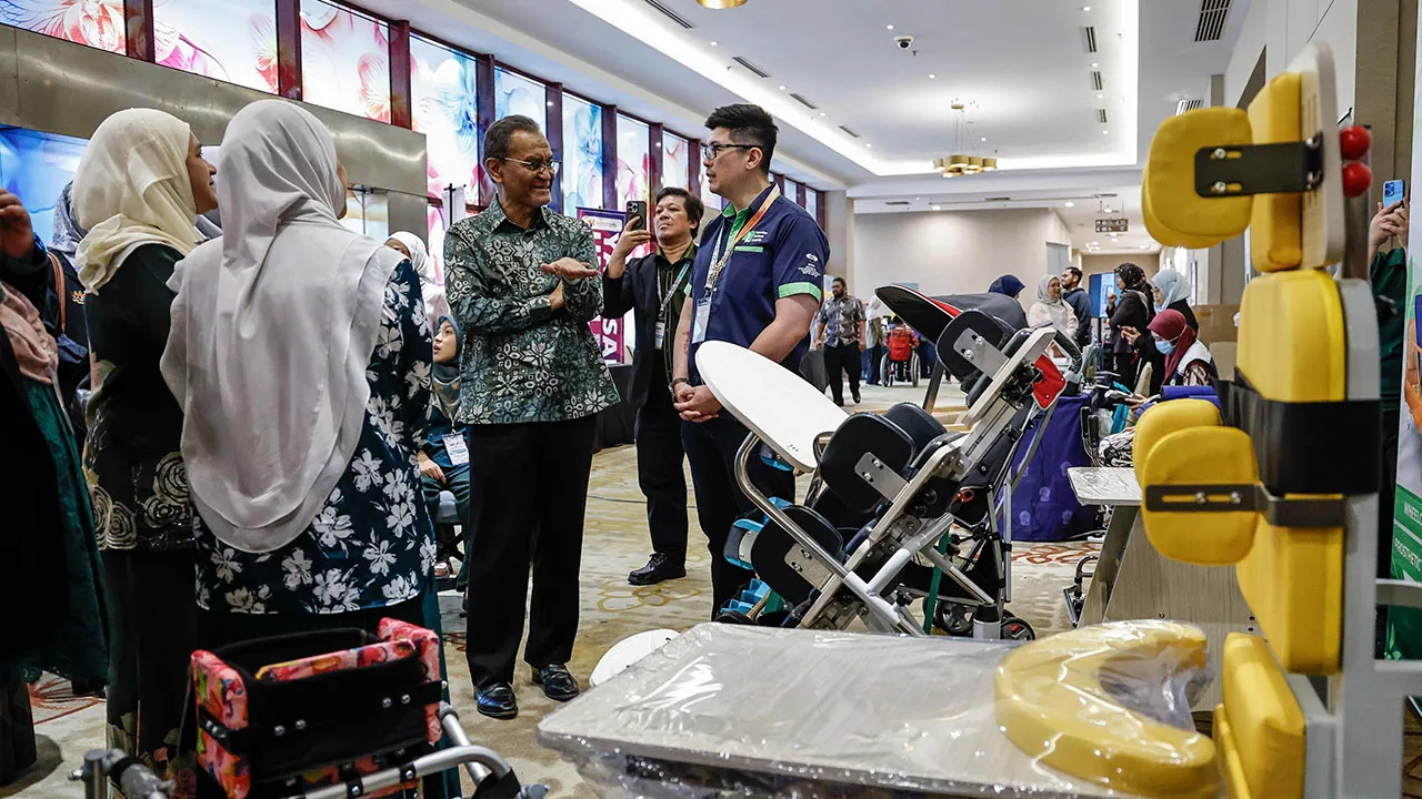 SHAH ALAM, 10 Okt - Menteri Kesihatan Datuk Seri Dr Dzulkefly Ahmad melawat tapak pameran pada majlis pembukaan Simposium Palsi Serebrum 2026 anjuran Gabungan Anak-Anak Palsi Serebrum (GAPS) di Pusat Konvensyen Shah Alam di sini hari ini.  - fotoBERNAMA