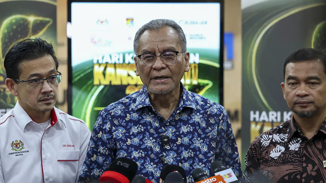 KUALA LUMPUR, 11 Okt - Menteri Kesihatan Datuk Seri Dr Dzulkefly Ahmad (tengah) bercakap kepada media selepas Majlis Pelancaran Hala Tuju Inisiatif Kesihatan Hati di Hospital Canselor Tuanku Muhriz (HCTM) Universiti Kebangsaan Malaysia (UKM) hari ini._BERNAMA