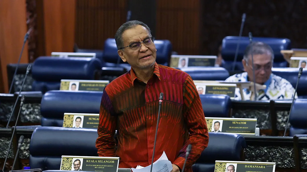 KUALA LUMPUR, 15 Okt -- Menteri Kesihatan Datuk Seri Dr Dzulkefly Ahmad ketika sesi Pertanyaan-pertanyaan bagi Jawab Lisan sempena Mesyuarat Ketiga, Penggal Kelima, Parlimen ke-15 di Bangunan Parlimen hari ini._BERNAMA