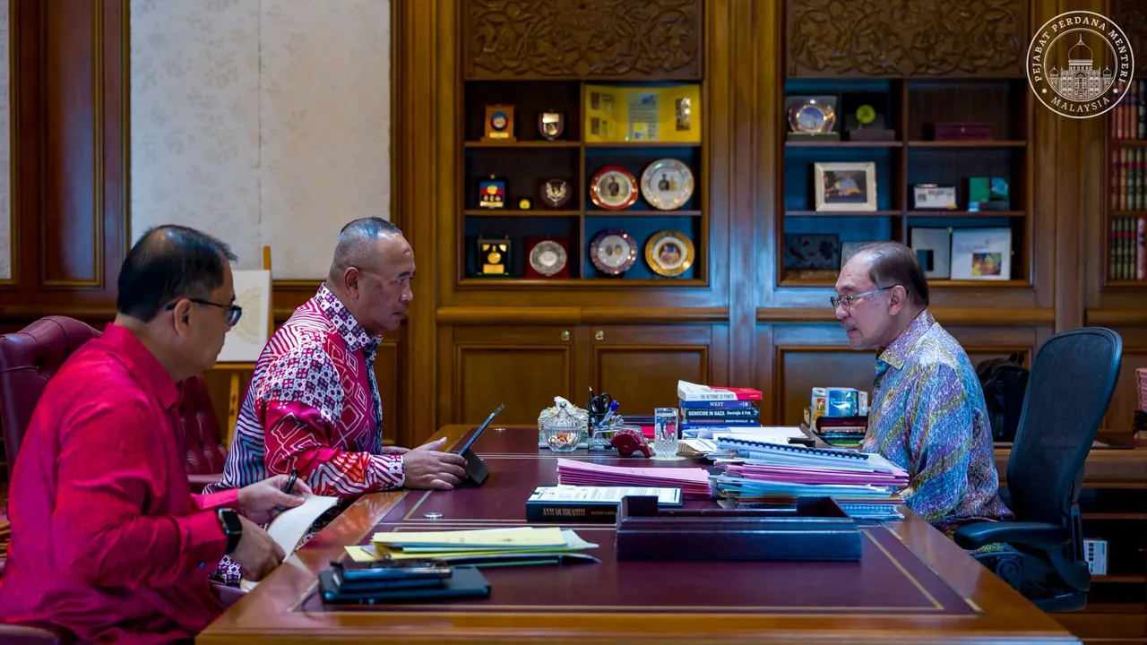 Petang tadi saya menerima kunjungan hormat Leftenan Jeneral (Bersara) Datuk Ahmad Norihan Jalal, yang baru-baru ini dilantik sebagai Fasilitator Kerajaan Malaysia bagi Proses Dialog Damai Selatan Thailand. kredit: FB Anwar Ibrahim