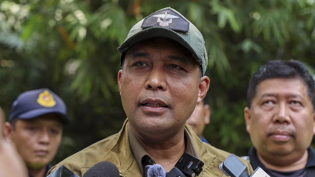 BENTONG, 21 Okt -- Timbalan Ketua Pengarah (Operasi) JIM Datuk Lokman Effendi Ramli ketika ditemui pengamal media pada oerasi yang dijalankan di sekitar Janda Baik hari ini.  Jabatan Imigresen Malaysia (JIM) menyerbu 19 lokasi sekitar Janda Baik dan menahan 65 warga asing atas pelbagai kesalahan imigresen dalam Operasi Mega Bersepadu, pagi tadi._BERNAMA