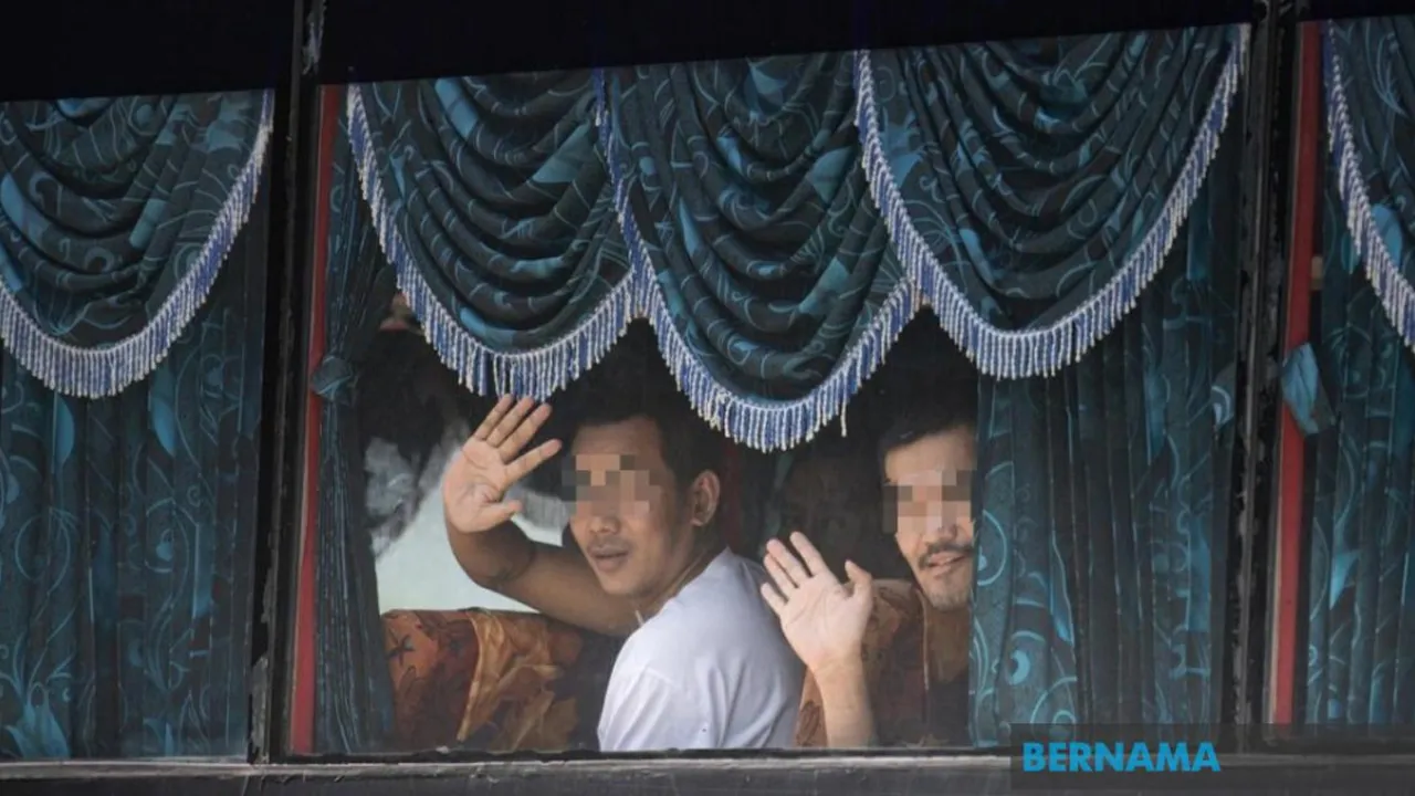 PUTRAJAYA, 14 Okt (Bernama) -- Malaysia menjadi negara pertama di dunia yang berjaya meyakinkan Myanmar untuk menerima kembali pelariannya sekali gus mencerminkan kejayaan diplomatik negara yang hebat, kata Jurucakap Kerajaan MADANI Datuk Seri Fahmi Fadzil.