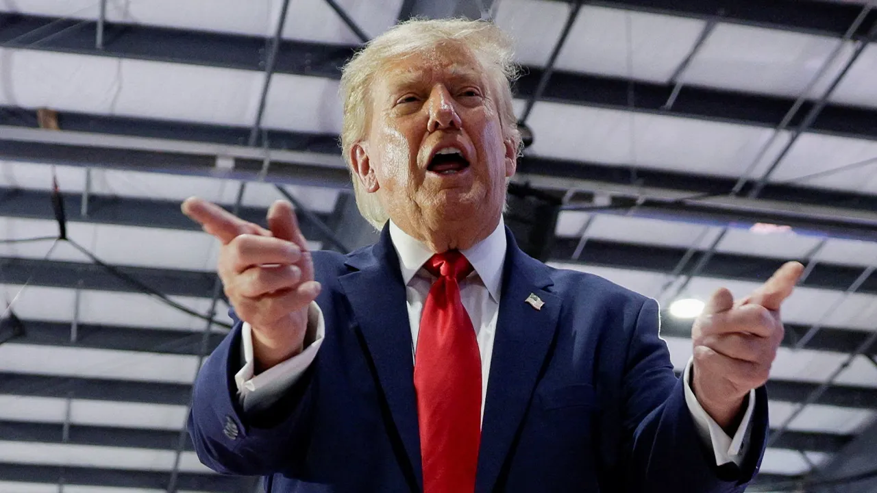 US President Donald Trump gestures on stage during a Republican campaign rally in Sioux City, Iowa, US, October 22, 2026. REUTERS/Evan Vucci