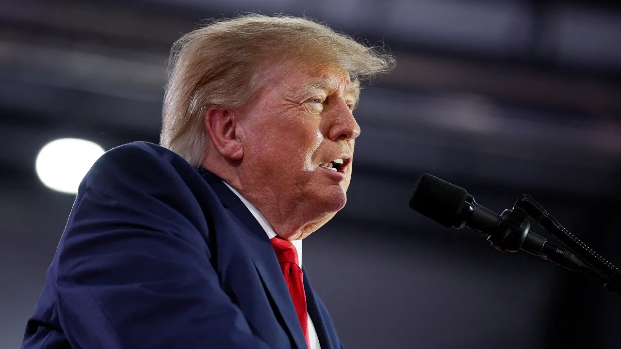 US President Donald Trump delivers remarks during a campaign rally in Sioux City, Iowa, US, October 22, 2026. REUTERS/Evan Vucci