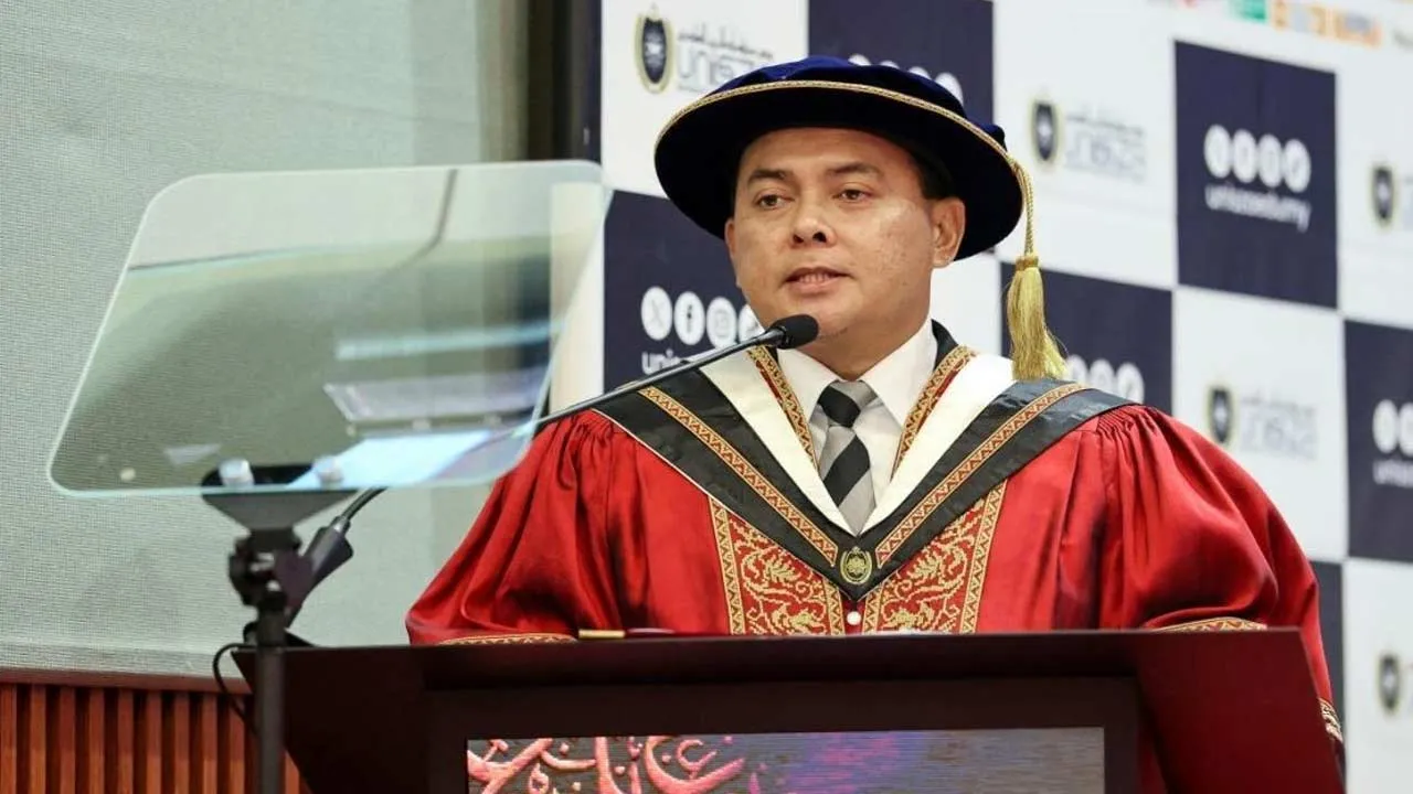 Dr Fadzil Adam