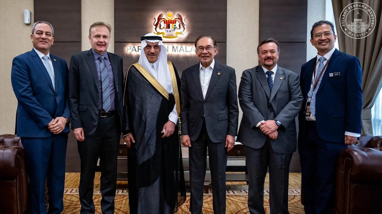 Alhamdulillah, saya berkesempatan mengadakan perbincangan dengan Pengerusi Islamic Development Bank (IsDB) Dr. Muhammad Sulaiman Al Jasser tengah hari tadi, yang mencerminkan keyakinan berterusan terhadap hala tuju pembangunan dan tatakelola Malaysia. kredit: facebook Anwar Ibrahim