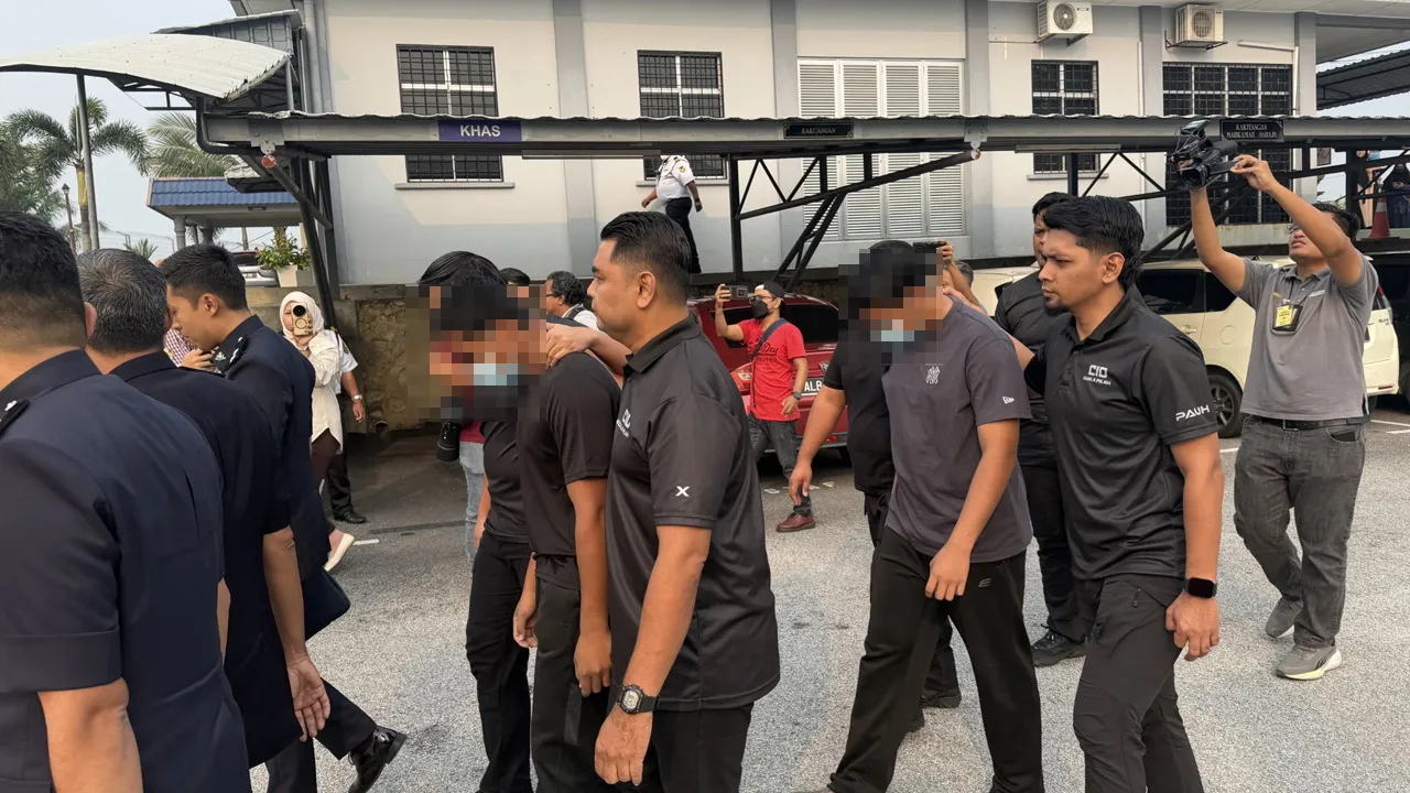 Dua remaja lelaki didakwa di Mahkamah Majistret Kuala Pilah hari ini atas pertuduhan menyebabkan kematian seorang pelajar tingkatan dua di sebuah sekolah sukan di Kuala Pilah, dua minggu lalu.  Pendakwaan terhadap tertuduh masing-masing berusia 16 tahun itu dibacakan dihadapan Hakim Roslinda Razali dalam prosiding yang dijalankan secara tertutup.