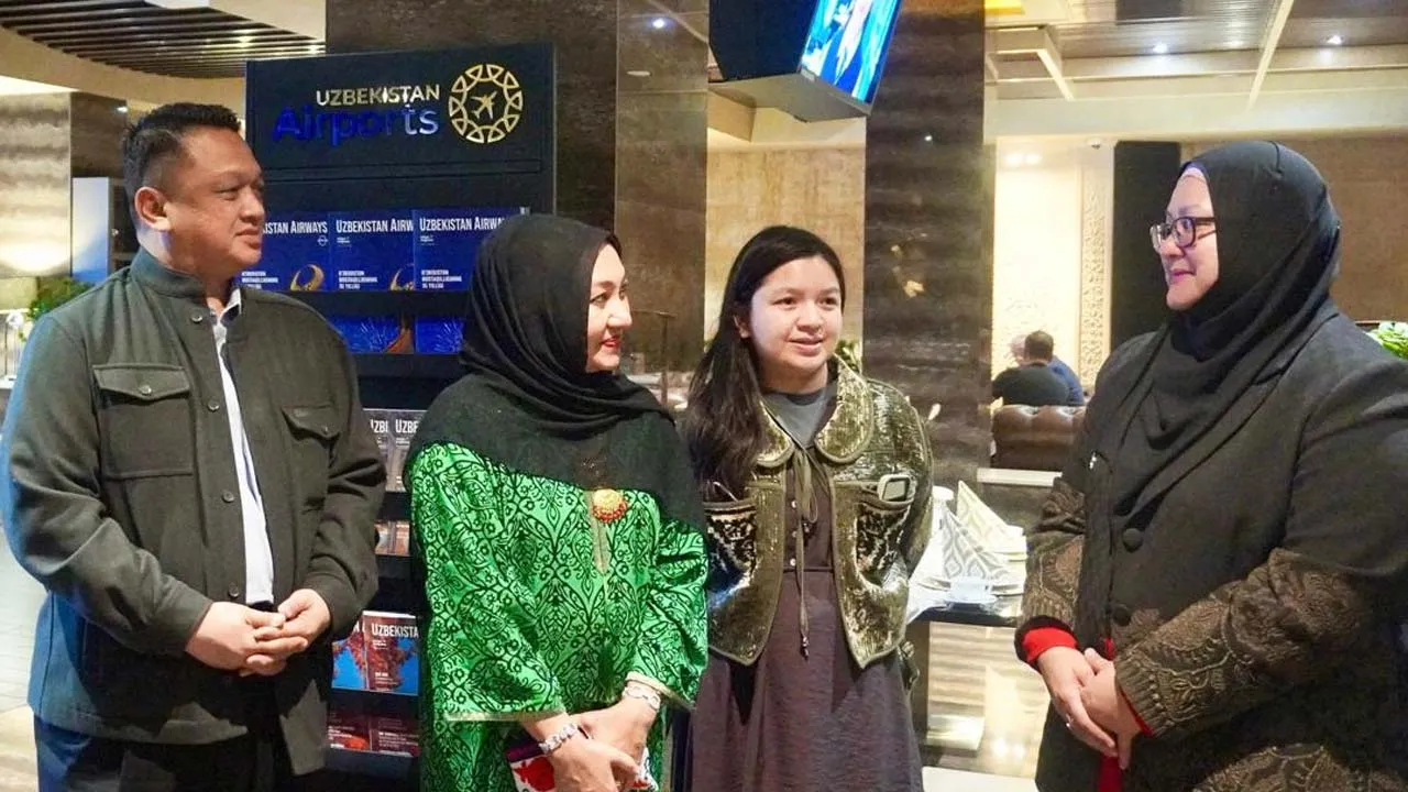 Duta Besar Malaysia ke Republik Uzbekistan, Rafeedah Abdul Aziz mengucapkan selamat berangkat pulang ke tanahair kepada Raja Muda Perlis, Tuanku Syed Faizuddin Putra Jamalullail dan Raja Puan Muda Perlis, Tuanku Dr Hajah Lailatul Shahreen Akashah Khalil di Bilik Orang Kenamaan Lapangan Terbang Antarabangsa Islam Karimov Tashkent, Uzbekistan