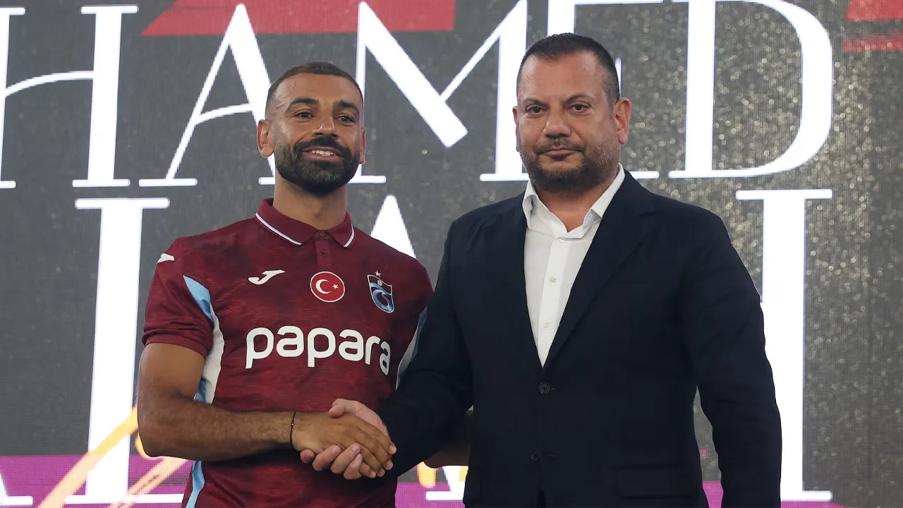 Soccer Football - Trabzonspor unveil new signing Mohamed Salah - Papara Park, Trabzon, Turkey - August 6, 2026 Trabzonspor president Ertugrul Dogan shakes hands with new signing Mohamed Salah REUTERS/Umit Bektas/File Photo