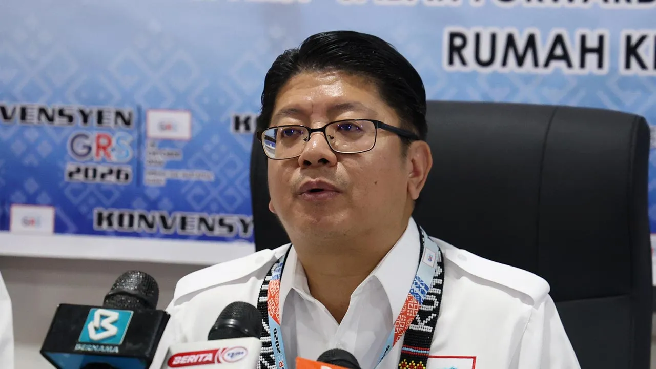 KUDAT, 18 Okt -- Timbalan Pengerusi GRS Datuk Ewon Benedick ketika mengadakan sidang media pada Konvensyen Gabungan Rakyat Sabah (GRS) di Dewan Tun Mustapha Kudat hari ini.  --fotoBERNAMA (2026) HAK CIPTA TERPELIHARA