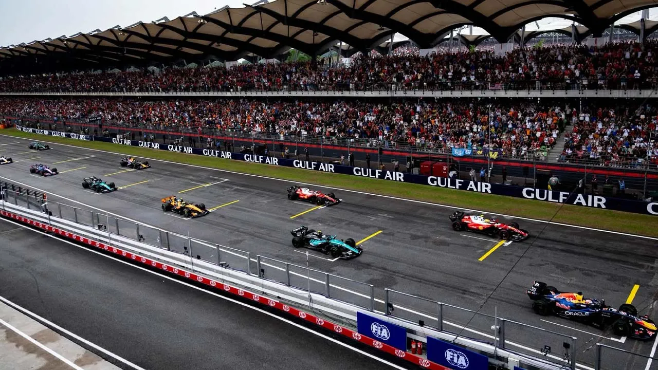 Anwar Ibrahim mengiringi KDYMM Seri Paduka Baginda Yang di-Pertuan Agong, Sultan Ibrahim, menyaksikan perlumbaan Formula 1 Gulf Air Bahrain Grand Prix di Malaysia 2026 bersama-sama Putera Mahkota merangkap Perdana Menteri Bahrain, Putera Salman bin Hamad Al Khalifa.