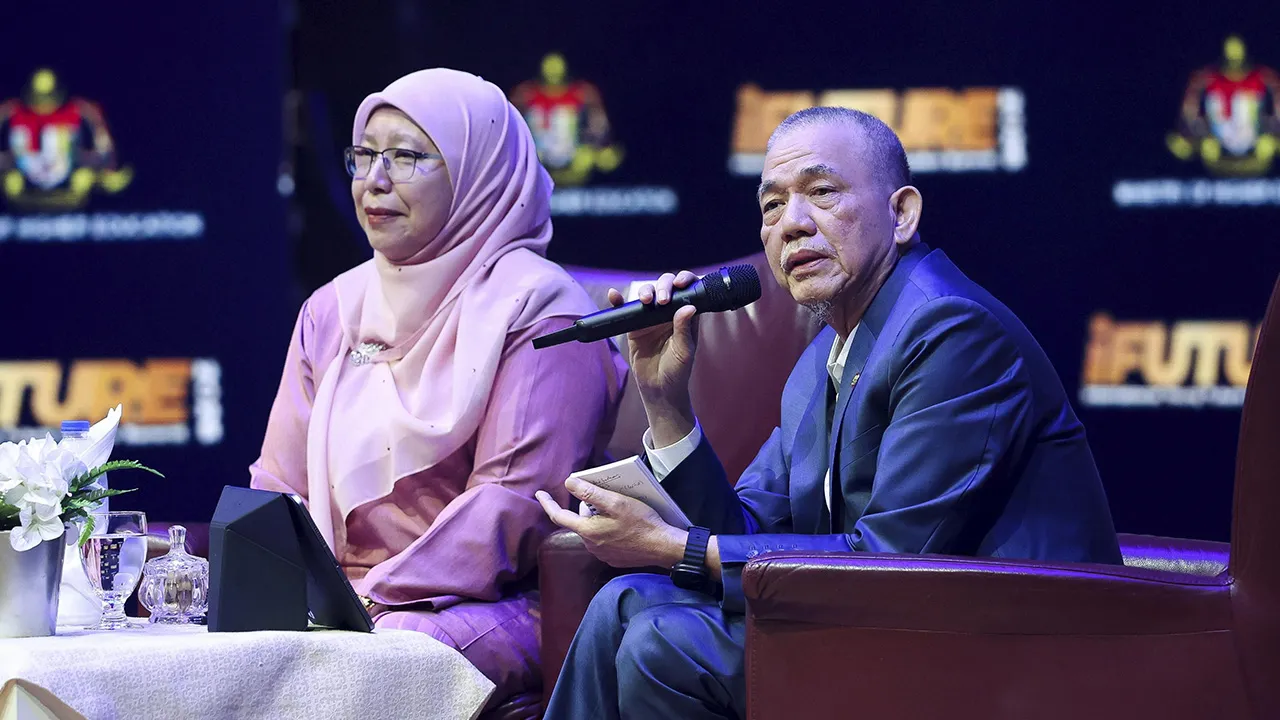 KUALA LUMPUR, 12 Okt - Timbalan Perdana Menteri Datuk Seri Fadillah Yusof ketika sesi "In Conversation with YAB Deputy Prime Minister" sempena Sidang Kemuncak Pemimpin Muda Masa Depan Antarabangsa (iFUTURE 2026) kali ketiga di Pusat Dagangan Dunia Kuala Lumpur hari ini.  Turut sama Naib Canselor Universiti Malaysia Pahang Al-Sultan Abdullah (UMPSA) Profesor Dr Yatimah Alias. - fotoBERNAMA (2026)