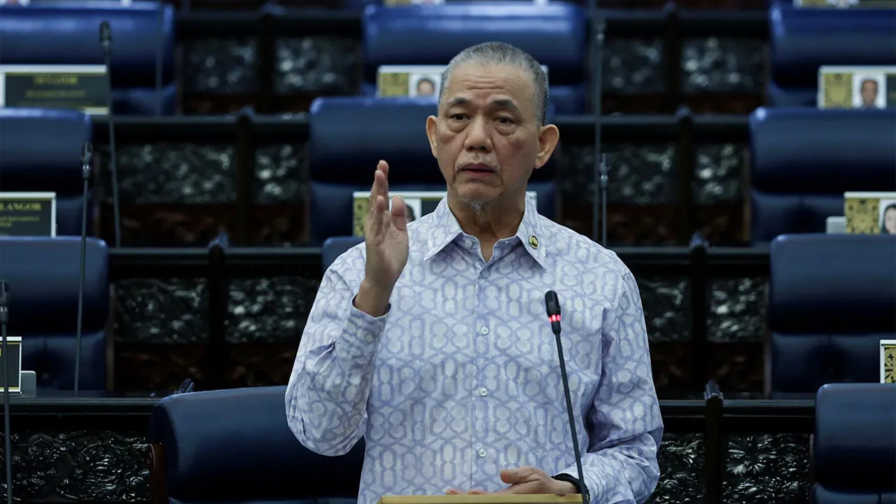 KUALA LUMPUR, 15 Okt -- Timbalan Perdana Menteri Datuk Seri Fadillah Yusof yang juga Menteri Peralihan Tenaga dan Transformasi Air ketika sesi Pertanyaan-pertanyaan Menteri sempena Mesyuarat Ketiga, Penggal Kelima, Parlimen ke-15 di Bangunan Parlimen hari ini._BERNAMA