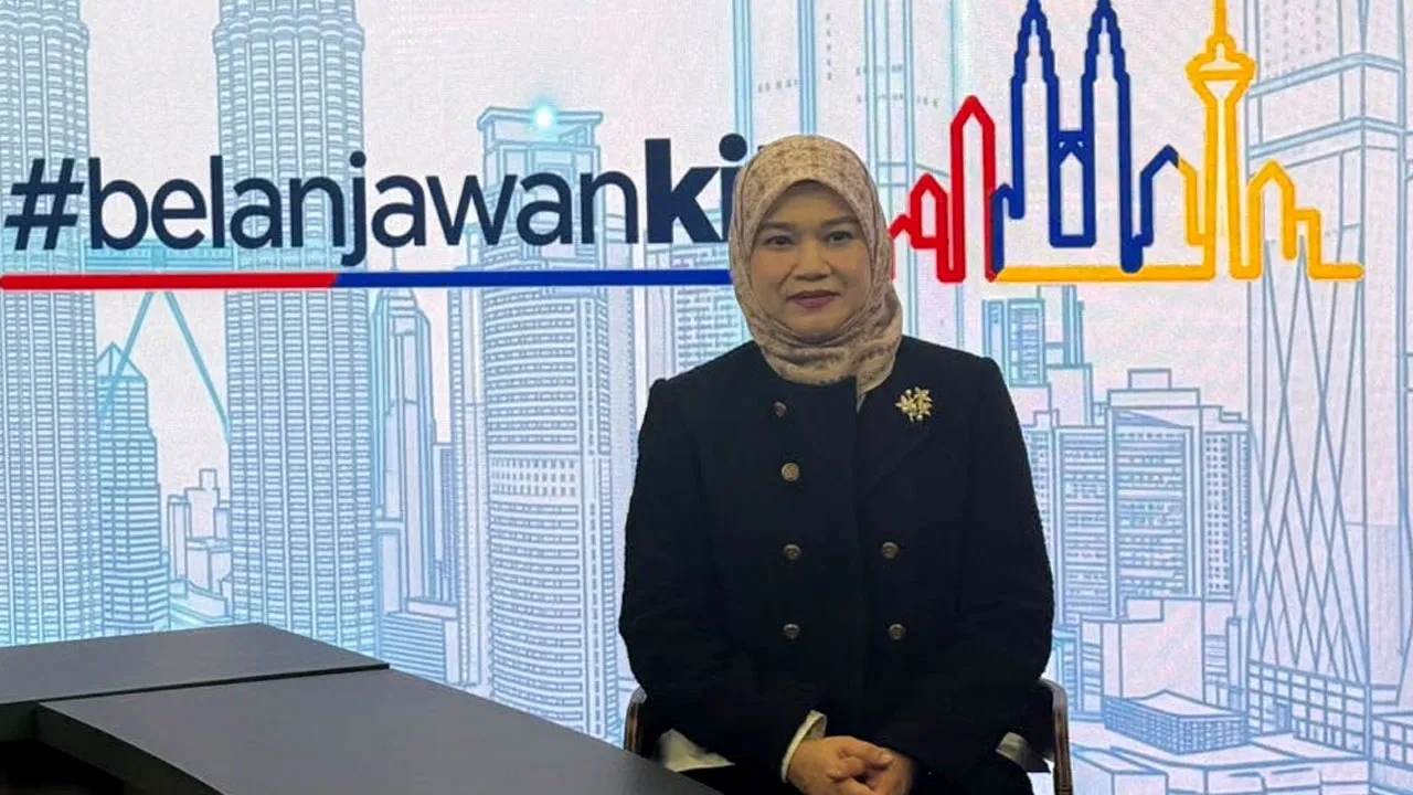 KUALA LUMPUR, 22 Okt -- Menteri Pendidikan Fadhlina Sidek bergambar sebelum sesi temu bual bagi program Ruang Bicara terbitan Bernama TV bertajuk "'Merealisasi Belanjawan 2027 "' di Wisma Bernama malam ini.  --fotoBERNAMA (2026) HAK CIPTA TERPELIHARA