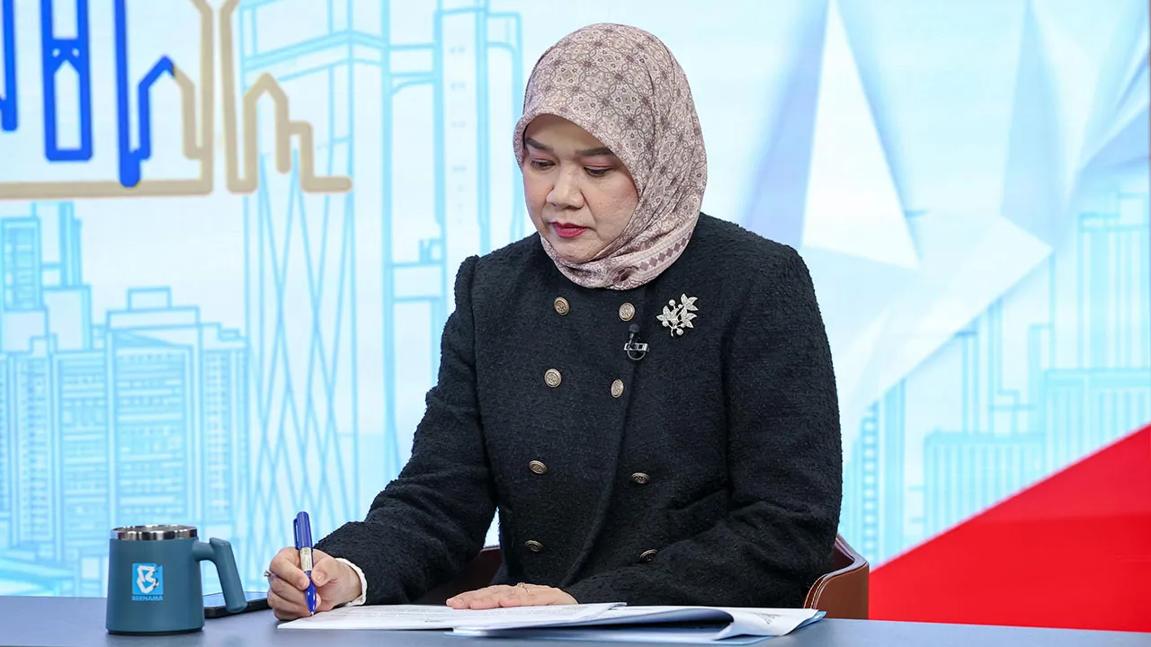 KUALA LUMPUR, 22 Okt -- Menteri Pendidikan Fadhlina Sidek sebelum sesi temu bual bagi program Ruang Bicara terbitan Bernama TV bertajuk "'Merealisasi Belanjawan 2027 "' di Wisma Bernama malam ini.  --fotoBERNAMA (2026) HAK CIPTA TERPELIHARA