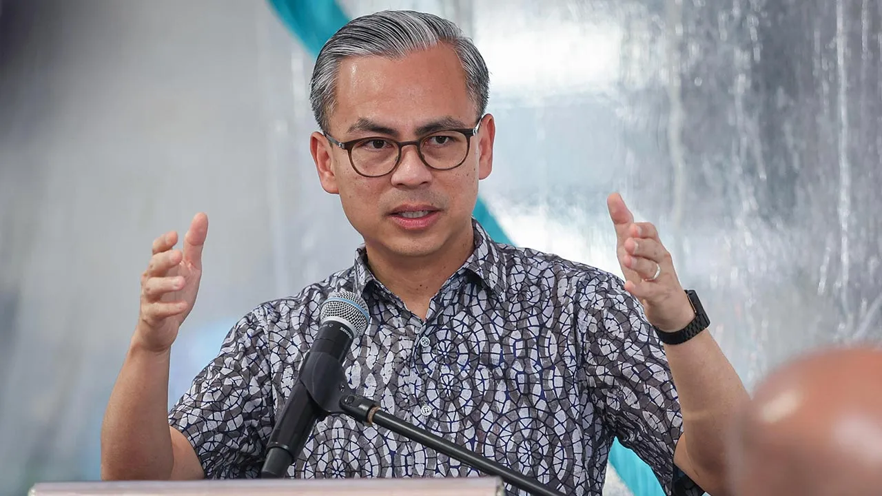 PETALING JAYA, 31 Okt -- Menteri Komunikasi Datuk Seri Fahmi Fadzil berucap pada pelancaran Program Saringan Kesihatan Wartawan bersama Yayasan Cardiac Vascular Sentral Kuala Lumpur (CVSKL) menjelang Mesyuarat Agung Tahunan Majlis Media Malaysia (MMM) 2026 di sini hari ini.  --fotoBERNAMA (2026) HAK CIPTA TERPELIHARA
