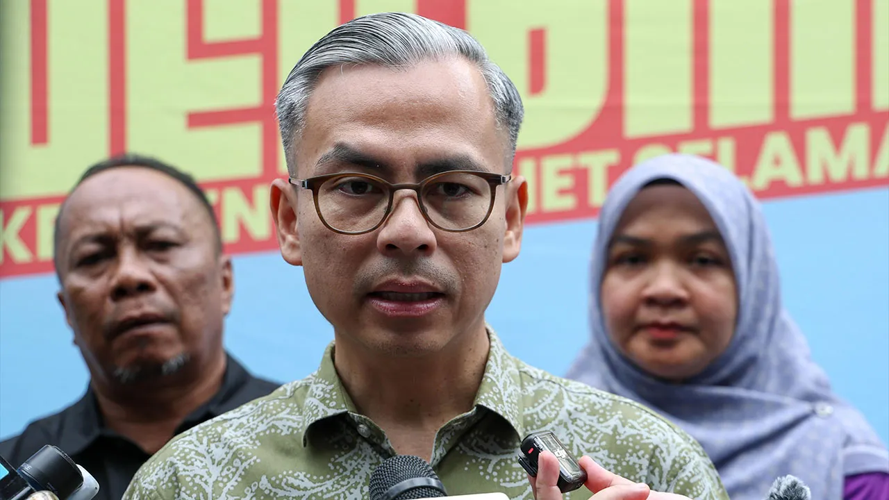 KUALA LUMPUR, 18 Oct -- Menteri Komunikasi Datuk Seri Fahmi Fadzil ditemui pemberita selepas Program Smart Parents Interactive Hub di IWK Eco Park Pantai Dalam hari ini.  --fotoBERNAMA (2026) HAK CIPTA TERPELIHARA