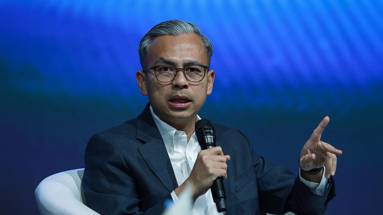 KUALA LUMPUR, 5 Okt - Menteri Komunikasi Datuk Seri Fahmi Fadzil (dua, kiri) berkongsi pandangan pada sesi dialog sempena Majlis Pelancaran Kerangka Kemahiran Masa Hadapan bagi Sektor Komunikasi dan Multimedia (C&M FSF) serta Inisiatif Pembangunan Bakat Strategik di Angkasapuri hari ini. - fotoBERNAMA (2026) HAK CIPTA TERPELIHARA