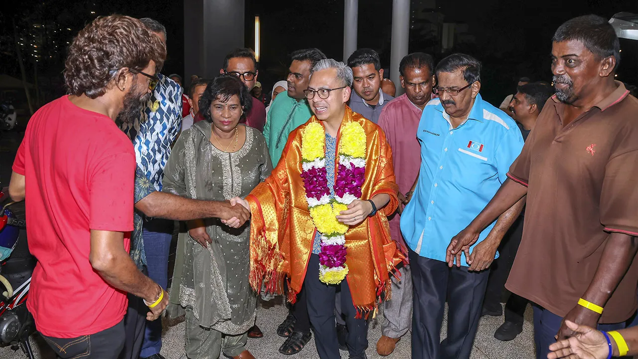 KUALA LUMPUR, 28 Okt -- Menteri Komunikasi Datuk Seri Fahmi Fadzil (empat, kanan) ketika hadir pada program Sumbangan Deepavali Parlimen Lembah Pantai 2026 di IWK Eco Park hari ini._BERNAMA