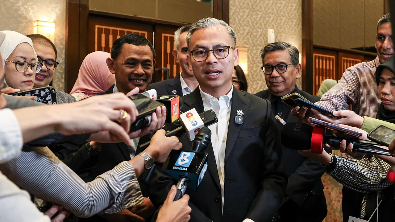 KUALA LUMPUR, 6 Okt - Menteri Komunikasi, Datuk Seri Fahmi Fadzil ketika ditemui media selepas merasmikan Persidangan Wacana Awam Rancangan Malaysia ke-13: Hala Tuju dan Cabaran anjuran INPUMA di sini hari ini. - fotoBERNAMA (2026)