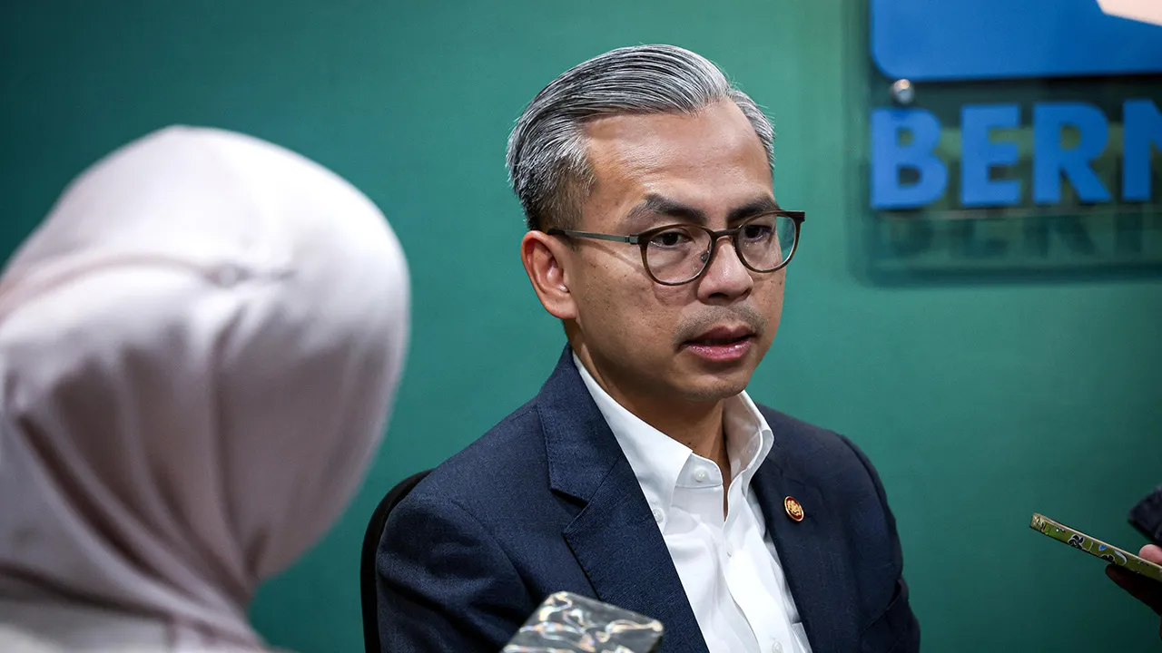 Fahmi, yang juga Menteri Komunikasi, berkata pengumuman calon PH dijadualkan pada 24 Okt ini dengan lokasi akan diumumkan kemudian. - Foto BERNAMA