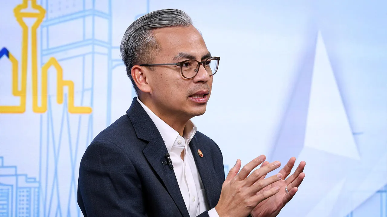KUALA LUMPUR, 14 Okt - Menteri Komunikasi Datuk Seri Fahmi Fadzil ditemu bual oleh pengacara Wan Syahrina Wan Ab Rahman dalam program Ruang Bicara terbitan Bernama TV bertajuk "Belanjawan 2027: Memperkasa Komunikasi, Memacu Ekonomi Jingga " di Wisma Bernama hari ini._BERNAMA