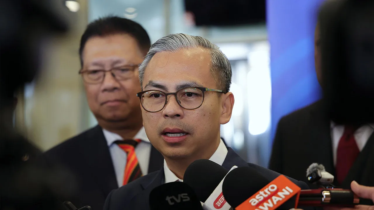 KUCHING, 15 Okt -- Menteri Komunikasi Datuk Seri Fahmi Fadzil bercakap kepada pemberita selepas mengadakan kunjungan hormat terhadap Premier Sarawak di Dewan Undangan Negeri Sarawak di Petra Jaya, hari ini._BERNAMA
