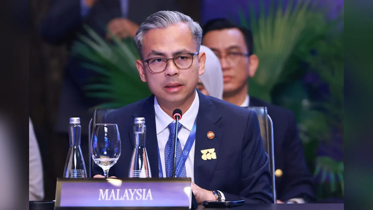 JAKARTA, 22 Okt -- Menteri Komunikasi Datuk Seri Fahmi Fadzil berucap pada mesyuarat peringkat menteri sempena Persidangan Dunia Ekonomi Kreatif (WCCE) ke-5 di Dewan Utama Kempinski di sini hari ini.  Mesyuarat itu dipengerusikan oleh Menteri Ekonomi Kreatif Indonesia, Teuku Rieky Harsya.  "fotoBERNAM(2026) HAK CIPTA TERPELIHARA  JAKARTA, Oct 22 -- Communications Minister Datuk Seri Fahmi Fadzil delivers his remarks at the ministerial meeting in conjunction with the 5th World Conference on Creative Economy