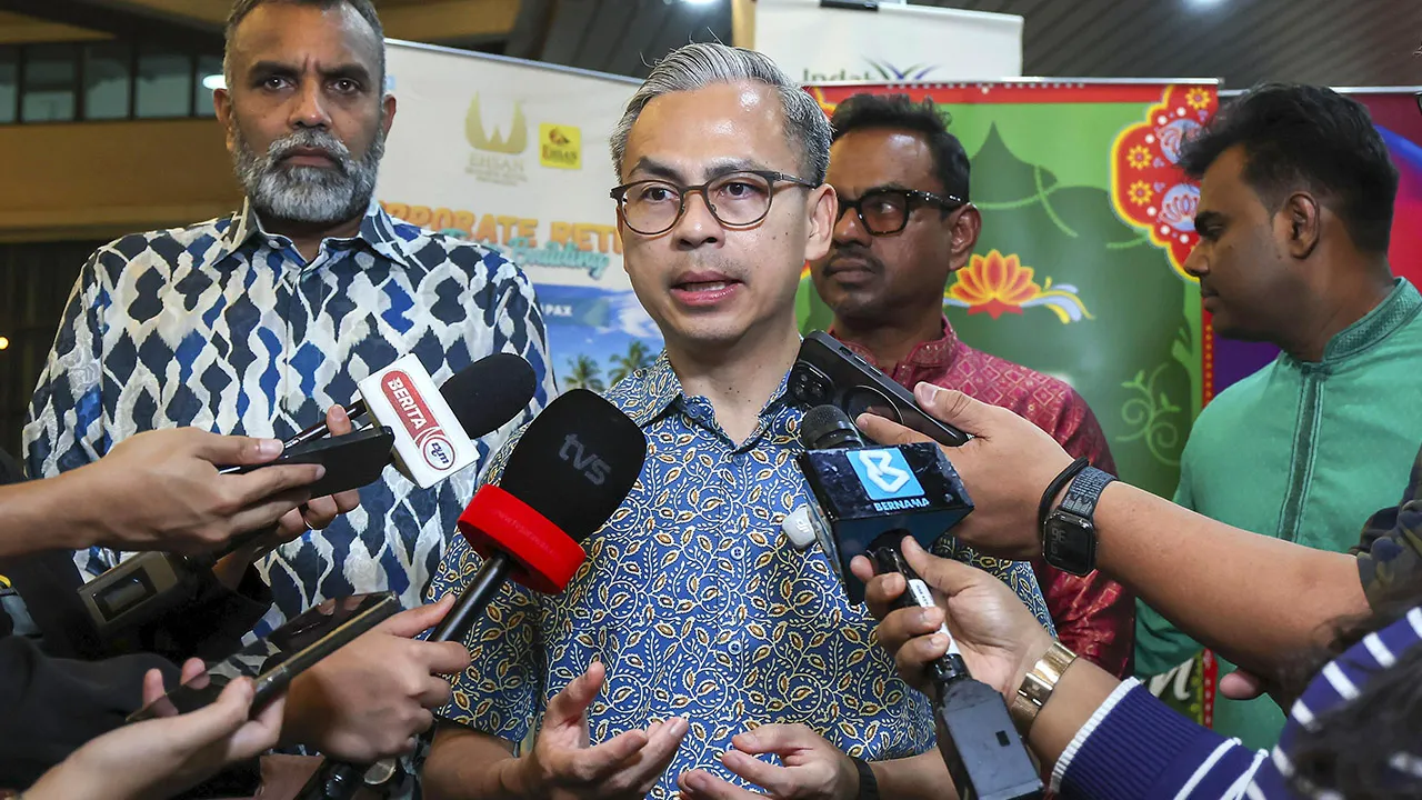 KUALA LUMPUR, 28 Okt -- Menteri Komunikasi Datuk Seri Fahmi Fadzil (tengah) ketika bertemu pengamal media selepas program Sumbangan Deepavali Parlimen Lembah Pantai 2026 di IWK Eco Park malam ini._BERNAMA