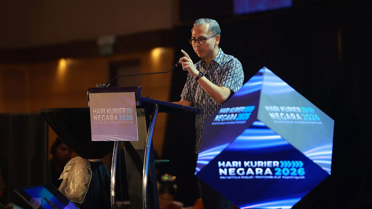 SHAH ALAM, 31 Okt -- Menteri Komunikasi, Datuk Seri Fahmi Fadzil menyampaikan ucapan perasmian sambutan Hari Kurier Negara 2026 (HKN2026) di Pusat Dagangan Antarabangsa Selangor hari ini.  Bertemakan "Memelihara Industri, Memperkukuh Kepercayaan", sambutan anjuran Persatuan Penghantar Ekspres Malaysia (AMEC) dengan sokongan Kementerian Komunikasi melalui Suruhanjaya Komunikasi dan Multimedia Malaysia (MCMC).  --fotoBERNAMA (2026)