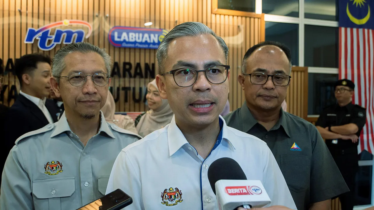 LABUAN, 7 Okt - Menteri Komunikasi Datuk Seri Fahmi Fadzil (tengah) ketika ditemui media selepas menyempurnakan Majlis Perasmian Kompleks Kementerian Komunikasi Wilayah Persekutuan Labuan hari ini.  Turut sama Ketua Setiausaha Kementerian Komunikasi Datuk Abdul Halim Hamzah (kiri).  - fotoBERNAMA