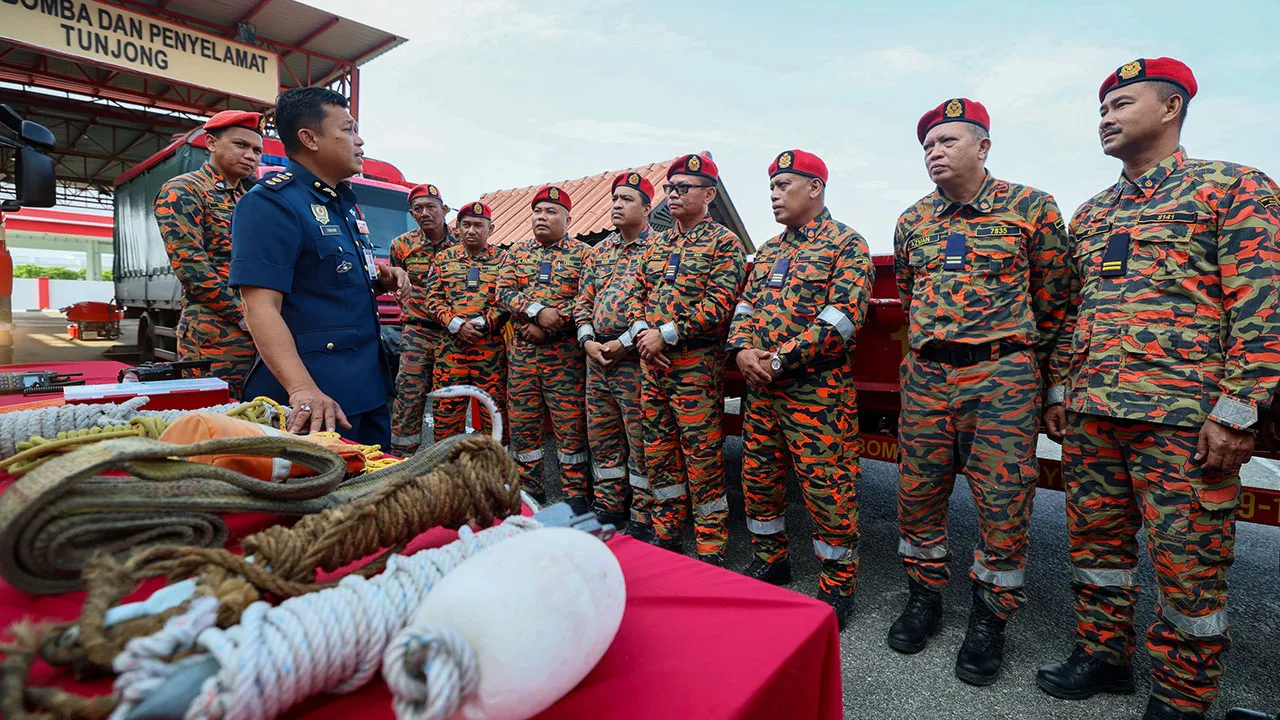KOTA BHARU, 30 Okt -- Pengarah Jabatan Bomba dan Penyelamat Malaysia (JBPM) Kelantan Farhan Sufyan Borhan (dua, kiri) bersama anggotanya memantau tahap kesiapsiagaan anggota dan aset jabatan itu bagi menghadapi Monsun Timur Laut (MTL).  Farhan Sufyan berkata JBPM Kelantan mempunyai 22 balai bomba dengan kekuatan keseluruhan 663 anggota, selain 223 anggota Pasukan Bomba Bantuan yang bersedia membantu operasi penyelamatan.  --fotoBERNAMA (2026)
