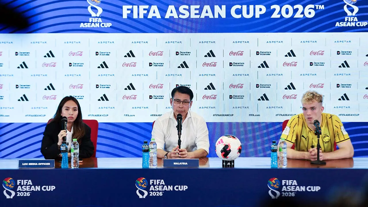 JAKARTA, 5 Okt - Jurulatih interim Harimau Malaya Tan Cheng Hoe (tengah) bersama penyerang Harimau Malaya Fergus Tierney (kanan) pada sidang media selepas perlawanan Piala FIFA ASEAN 2026 di Stadium Utama Gelora Bung Karno di sini malam ini. Tan berjaya membawa skuad negara menamatkan kempen kejohanan di tempat ketiga dengan rekod tanpa kalah, selain menjaringkan 10 gol tanpa dibolosi dalam empat perlawanan. - fotoBERNAMA (2026) HAK CIPTA TERPELIHARA