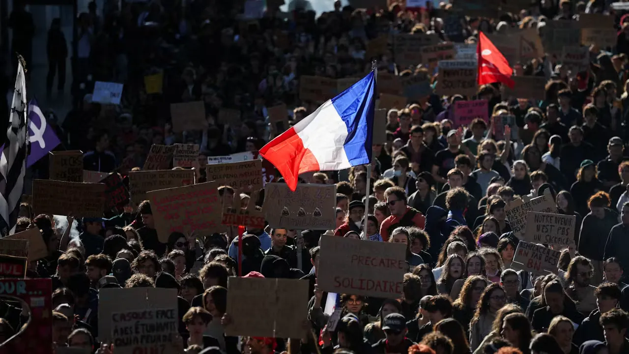Hundreds of thousands of people took to the streets over declining public services, inequality and rising living costs. Sumber: REUTERS