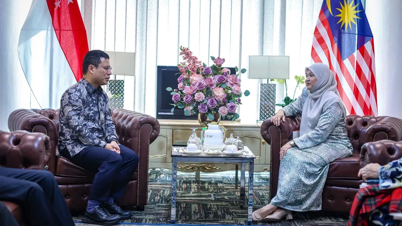Saya sempat mengadakan pertemuan bersama Sdr Tuan Desmond Lee, Menteri Pendidikan Singapura bagi membincangkan beberapa kerjasama dalam bidang pendidikan. -- FB Fadhlina Sidek