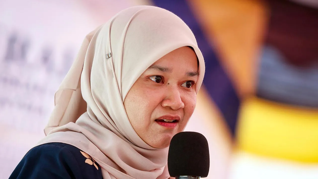 MELAKA, 2 Okt - Menteri Pendidikan Datuk Seri Fadhlina Sidek semasa menyampaikan ucapan pada majlis penyerahan Projek Kementerian Pendidikan di Sekolah Menengah Kebangsaan Durian Tunggal, hari ini - fotoBERNAMA (2026) HAK CIPTA TERPELIHARA