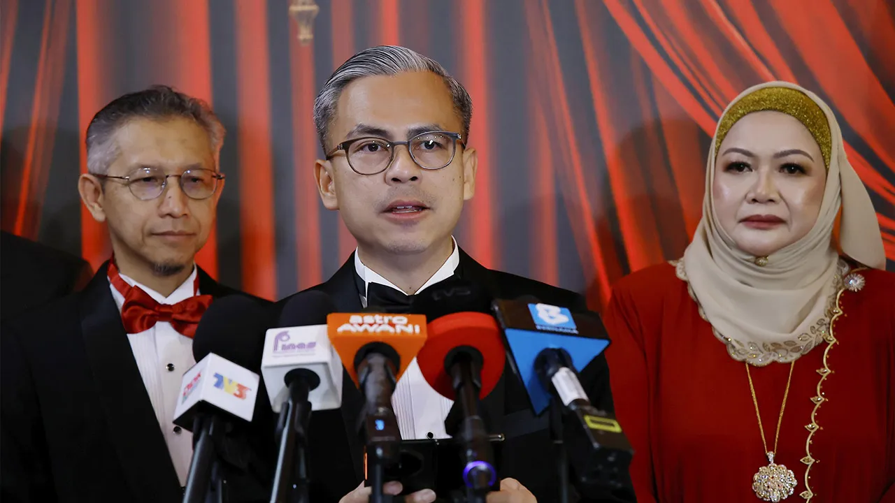 PUTRAJAYA, 24 Okt -- Menteri Komunikasi Datuk Seri Fahmi Fadzil pada sidang media Malam Kemuncak Anugerah Seri Angkasa (ASA) 2026 di Pusat Konvensyen Antarabangsa Putrajaya (PICC) hari ini.  Turut hadir, Ketua Setiausaha Kementerian Komunikasi Datuk Abdul Halim Hamzah (kiri).  -- fotoBERNAMA (2026) HAK CIPTA TERPELIHARA