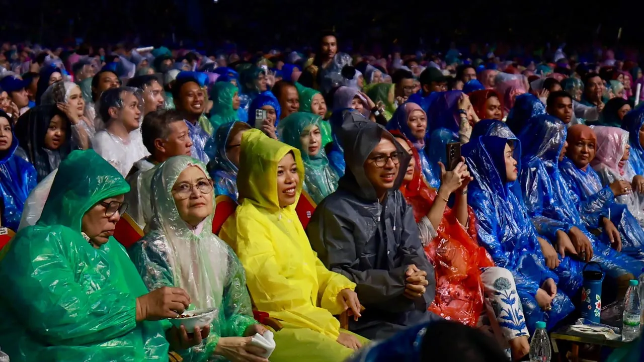 Saya dan isteri amat terhibur menyaksikan Konsert Tradisional Gema Bumantara oleh Dato' Sri Siti Nurhaliza di TM Stadium Nasional Bukit Jalil, malam tadi. -- FB Fahmi Fadzil