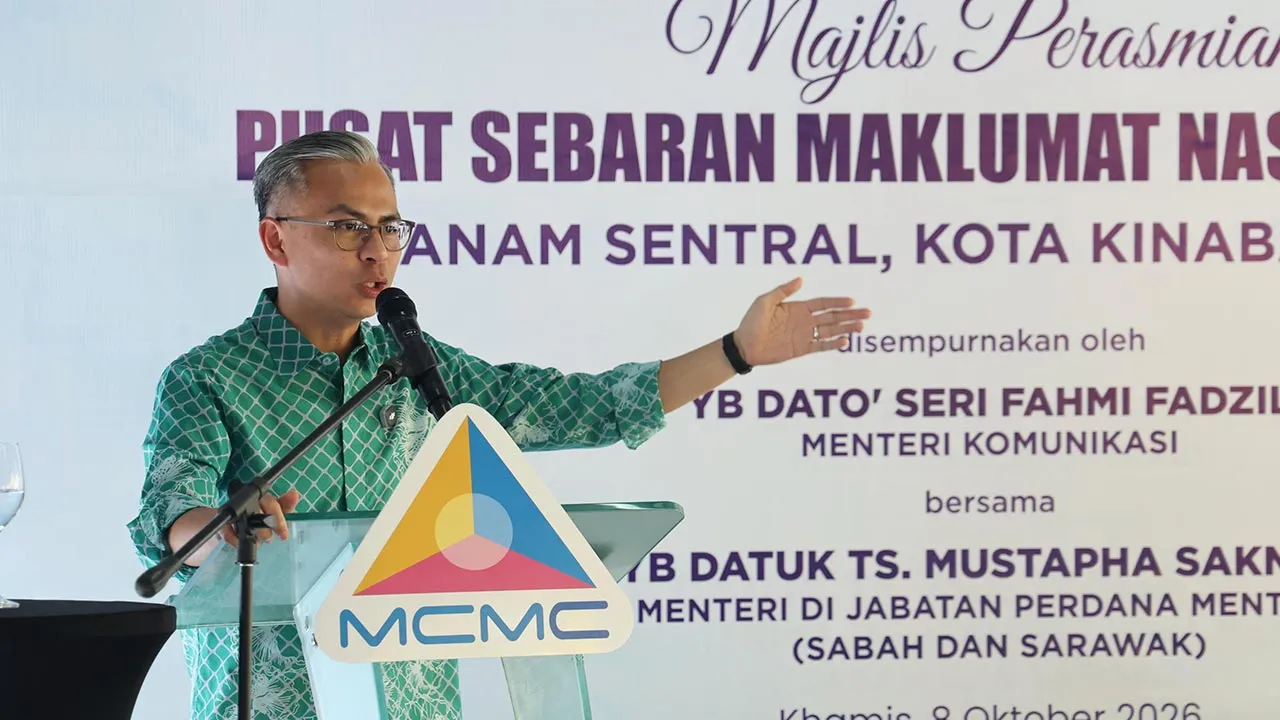 KOTA KINABALU, 8 Okt - Menteri Komunikasi Datuk Seri Fahmi Fadzil menyampaikan ucapan pada majlis perasmian Pusat Sebaran Maklumat Nasional (NADI) di Inanam Sentral hari ini. - fotoBERNAMA (2026) HAK CIPTA TERPELIHARA