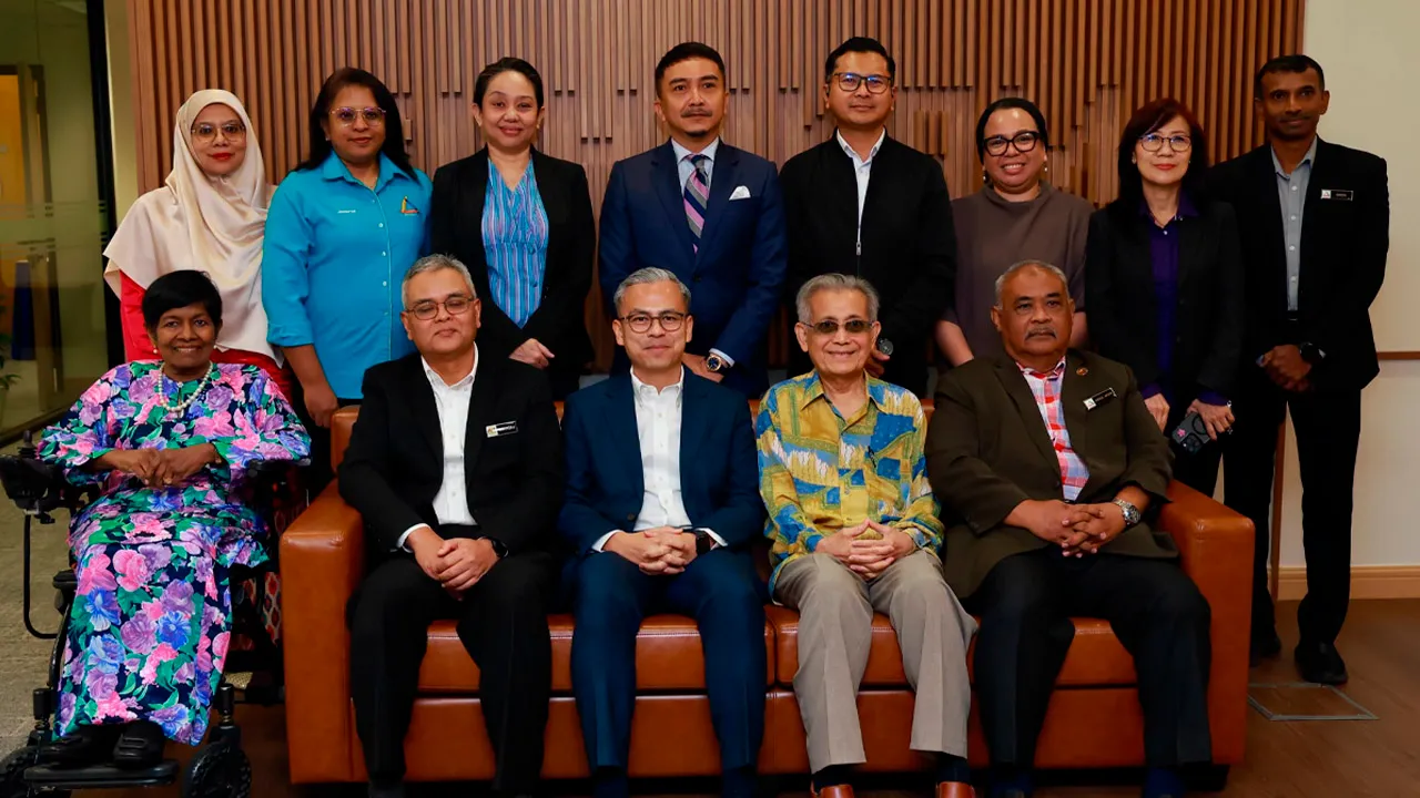 Hari ini saya bertemu dengan pihak SUHAKAM untuk bertukar pandangan dan mendapatkan maklum balas berhubung isu pengurusan pelarian. Antara perkara dibincangkan termasuk penghantaran pulang pelarian Myanmar ke negara asal, termasuk tatacara pelaksanaan dan aspek keselamatan, selain perkara-perkara kemanusiaan yang SUHAKAM pohon diberi perhatian._FB Fahmi Fadzil