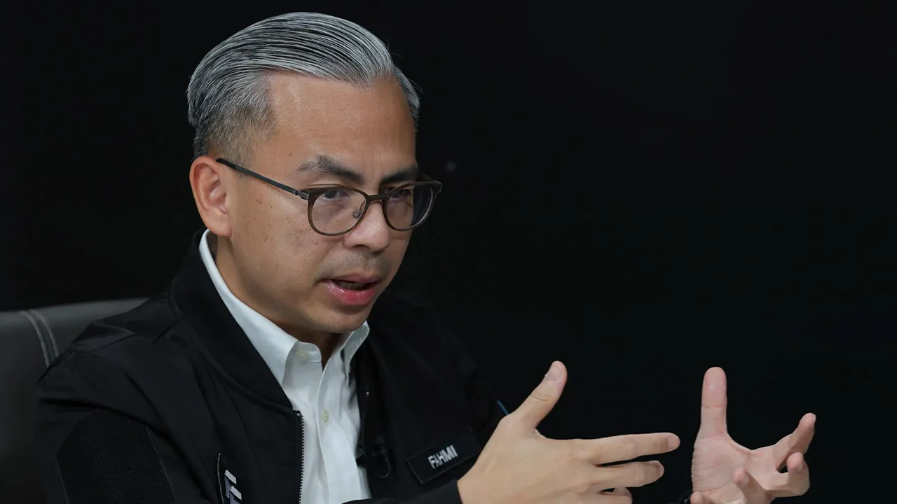 Fahmi (foto) berkata penelitian sedang dilakukan terhadap beberapa isu termasuk kes barangan yang diterima pengguna tidak sepadan dengan spesifikasi yang ditempah serta caj operasi yang disifatkan membebankan peniaga mikro. -Gambar fail