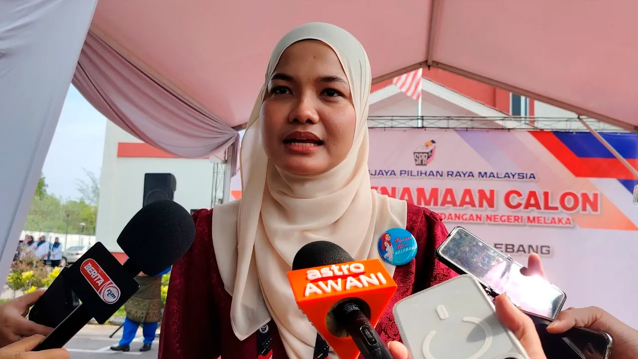 MELAKA : Calon Pakatan Harapan (PH) bagi kerusi Dewan Undangan Negeri (DUN) Klebang, Farzana Hayani Mohd Nasir, menepis sekeras-kerasnya dakwaan sesetengah pihak yang menyifatkan beliau tidak mempunyai pengalaman politik untuk bertanding pada Pilihan Raya Negeri (PRN) Melaka kali ini._Astro AWANI