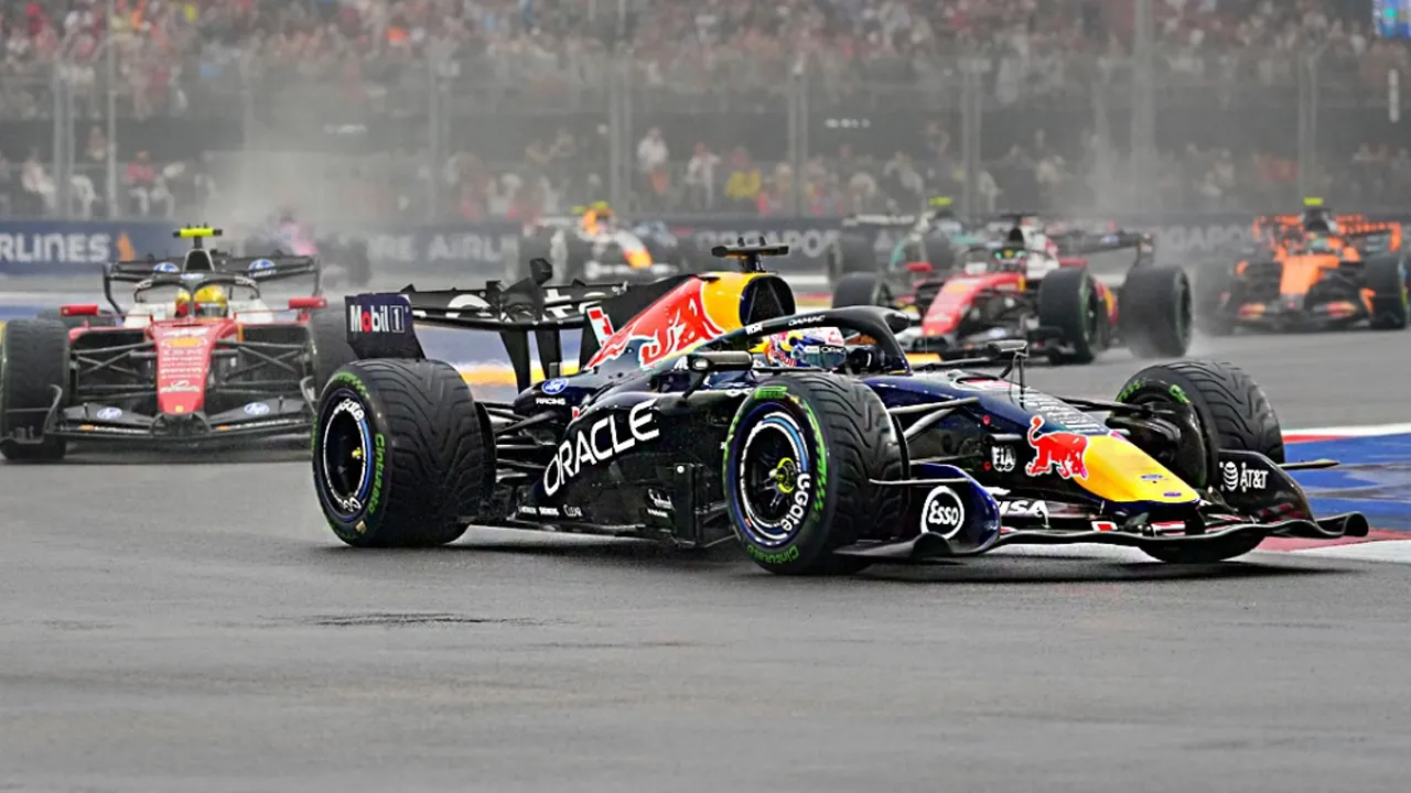 SINGAPURA, 10 Okt (Bernama) - Pemandu Red Bull Racing, Max Verstappen menjuarai pusingan pecut pertama di Litar Jalan Marina Bay pada Grand Prix Formula Satu (F1) Singapura 2026.