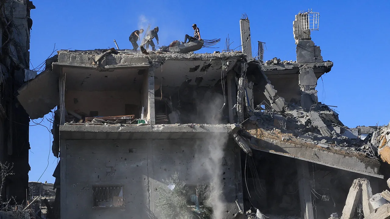 Palestinians inspect the site of a house targeted by an Israeli airstrike after the Israeli military warned residents to evacuate it on Thursday, in Gaza City, October 30, 2026. REUTERS/Dawoud Abu Alkas