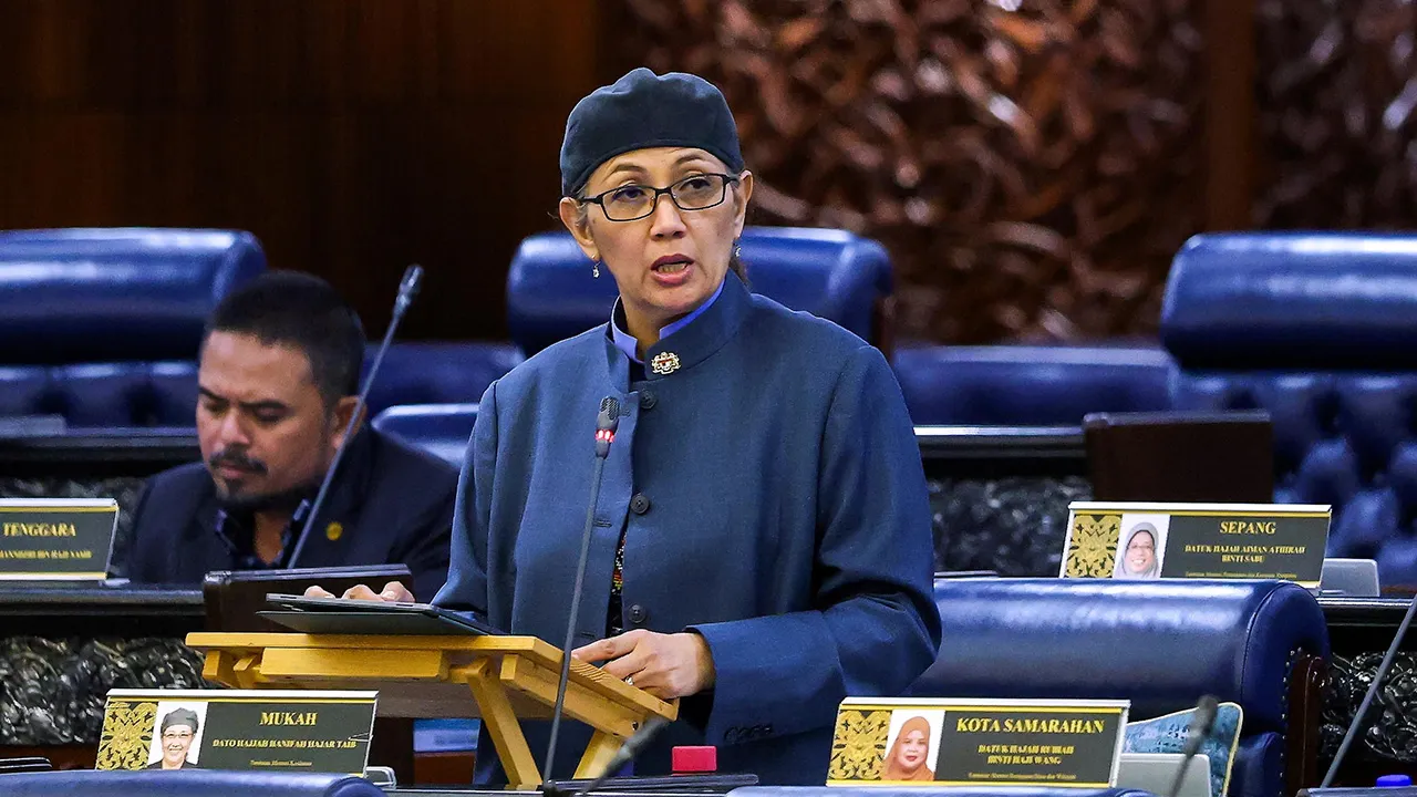 KUALA LUMPUR, 7 Okt - Timbalan Menteri Kesihatan merangkap Ahli Parlimen Mukah Datuk Hajah Hanifah Hajar Tun Abdul Taib menjawab ke atas Usul Laporan Ketua Audit Negara 2/2026 Penyata Kewangan Kerajaan Persekutuan Tahun 2025 sempena Mesyuarat Ketiga, Penggal Kelima, Parlimen ke-15 di Parlimen hari ini.