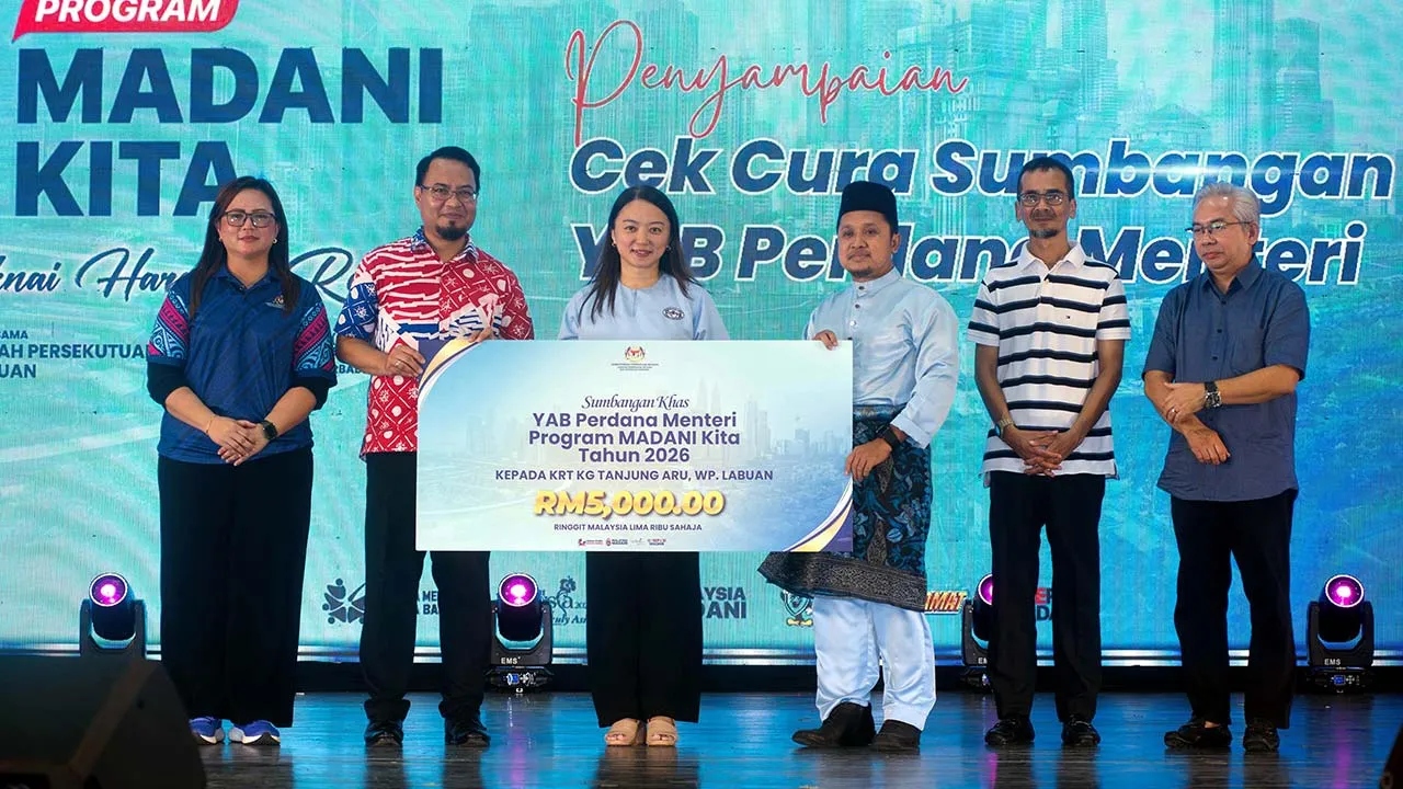 LABUAN, 31 Okt -- Menteri di Jabatan Perdana Menteri (Wilayah Persekutuan) Hannah Yeoh (tiga, kiri) menyempurnakan penyerahan cek cura Sumbangan Khas kepada salah seorang wakil penerima Kawasan Rukun Tetangga (KRT) Kampung Tanjung Aru pada Majlis Perasmian Program MADANI Kita (PMK) di Dewan Arena Perbadanan Labuan hari ini.  --fotoBERNAMA (2026) HAK CIPTA TERPELIHARA